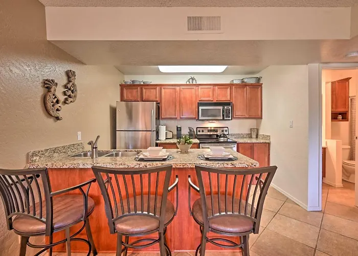 Holiday home South W/ Pool Access - Walk To Shops!