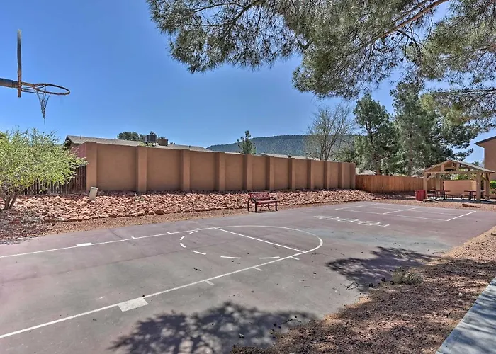 South W/ Pool Access - Walk To Shops!