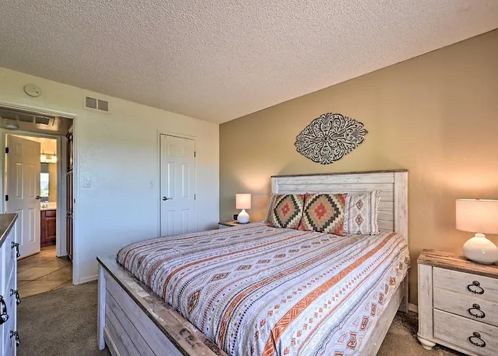 South W/ Pool Access - Walk To Shops! *