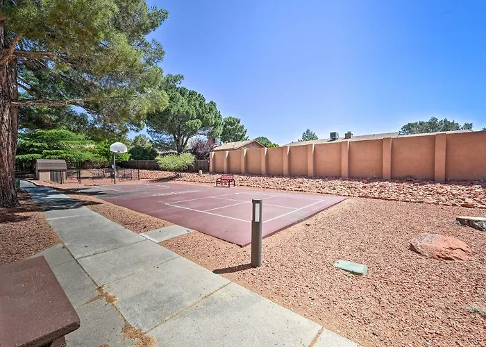 South W/ Pool Access - Walk To Shops! *